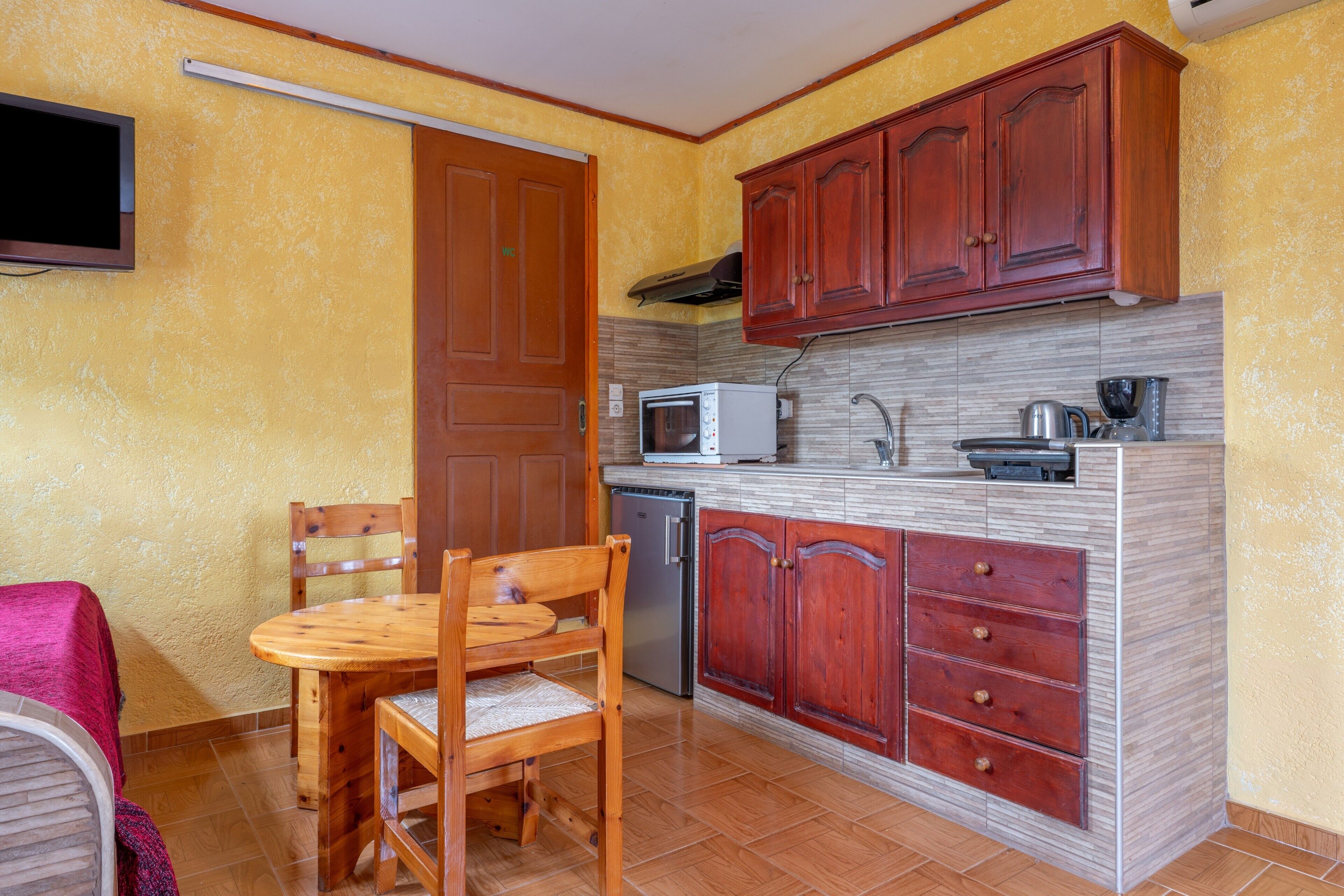 Réfrigérateur, four, plaque de cuisson, cafetière/bouilloire