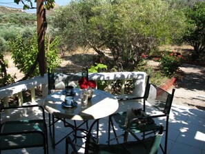 Outdoor dining - Apartment 'Sunrise' with Mountain View, Wi-Fi and Air Conditioning (Palekastron)