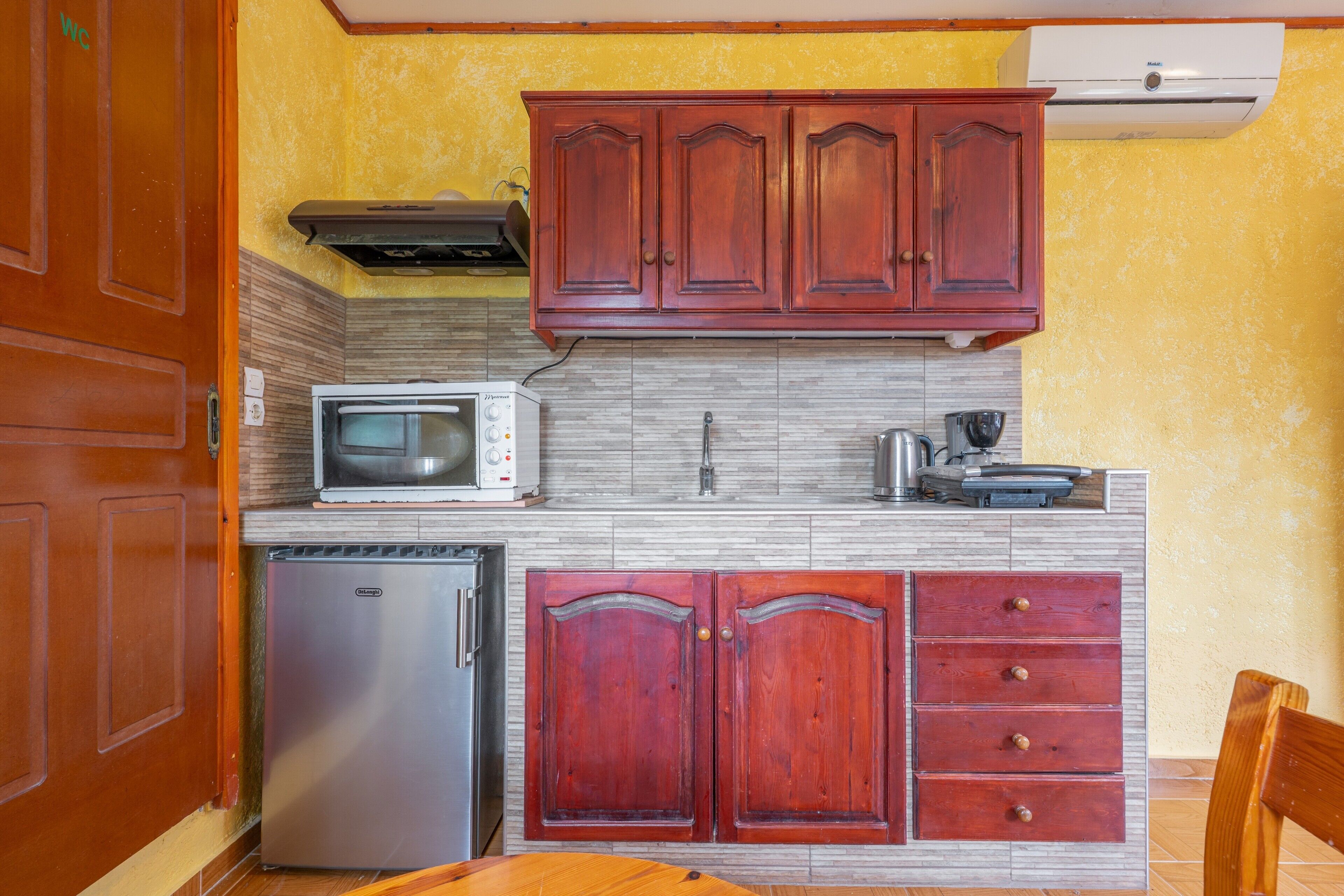 Fridge, oven, stovetop, coffee/tea maker