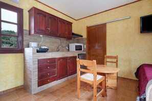 Dining - Apartment 'Single Room' with Mountain View, Wi-Fi and Air Conditioning (Palekastron)