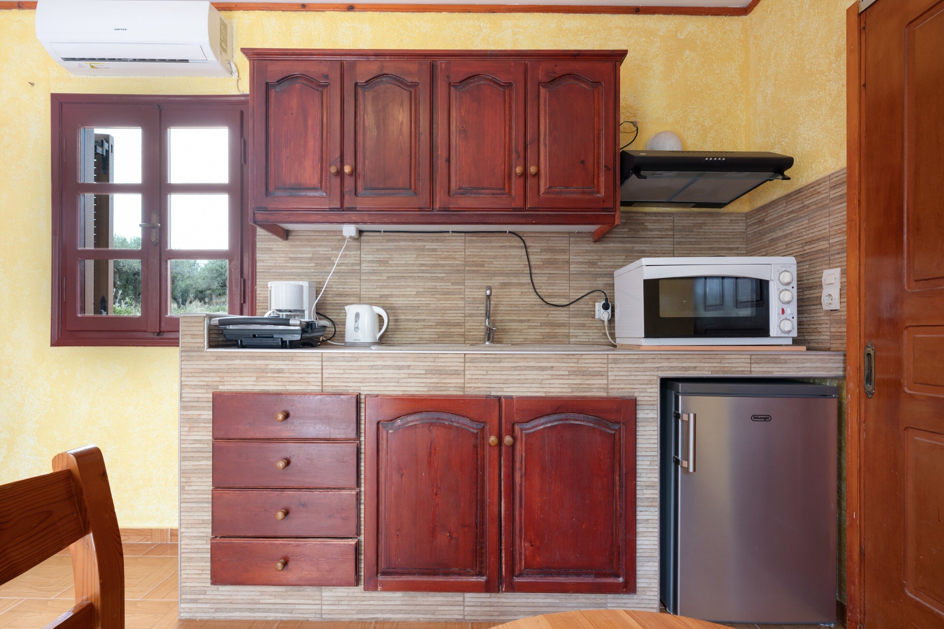 Refrigerador, horno, parrilla de estufa y cafetera y tetera 