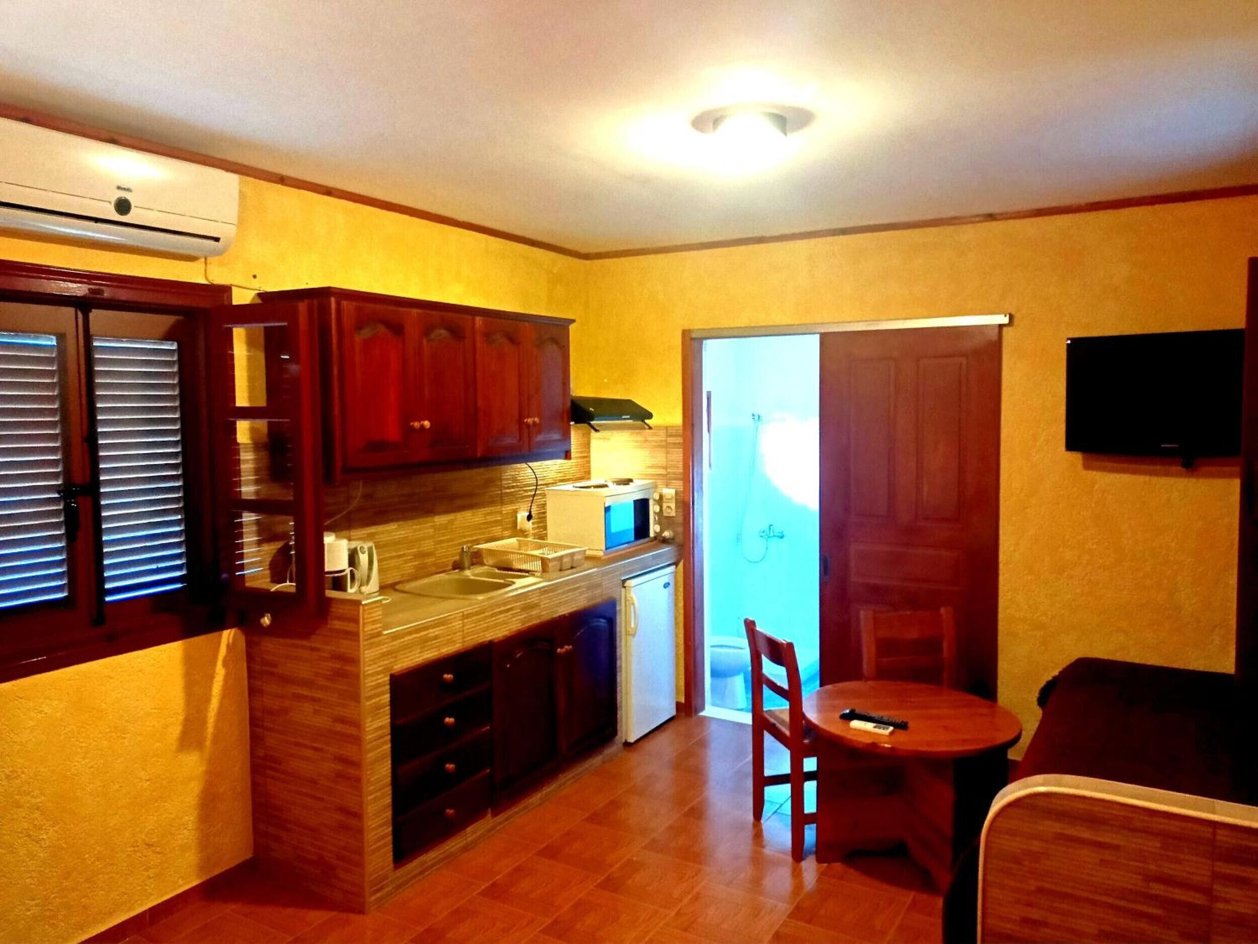 Fridge, oven, stovetop, coffee/tea maker