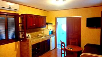 Fridge, oven, stovetop, coffee/tea maker