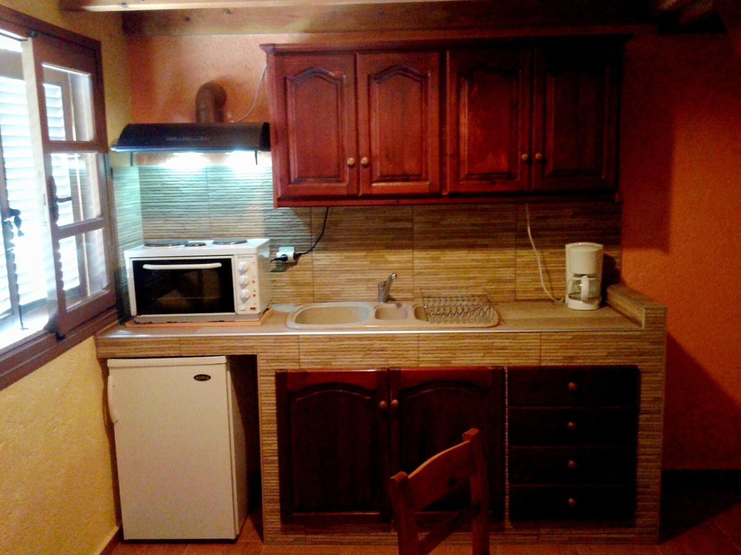 Kühlschrank, Ofen, Herdplatte, Wasserkocher mit Kaffee-/Teezubehör