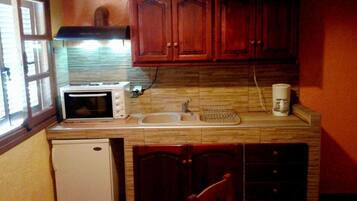 Fridge, oven, stovetop, coffee/tea maker