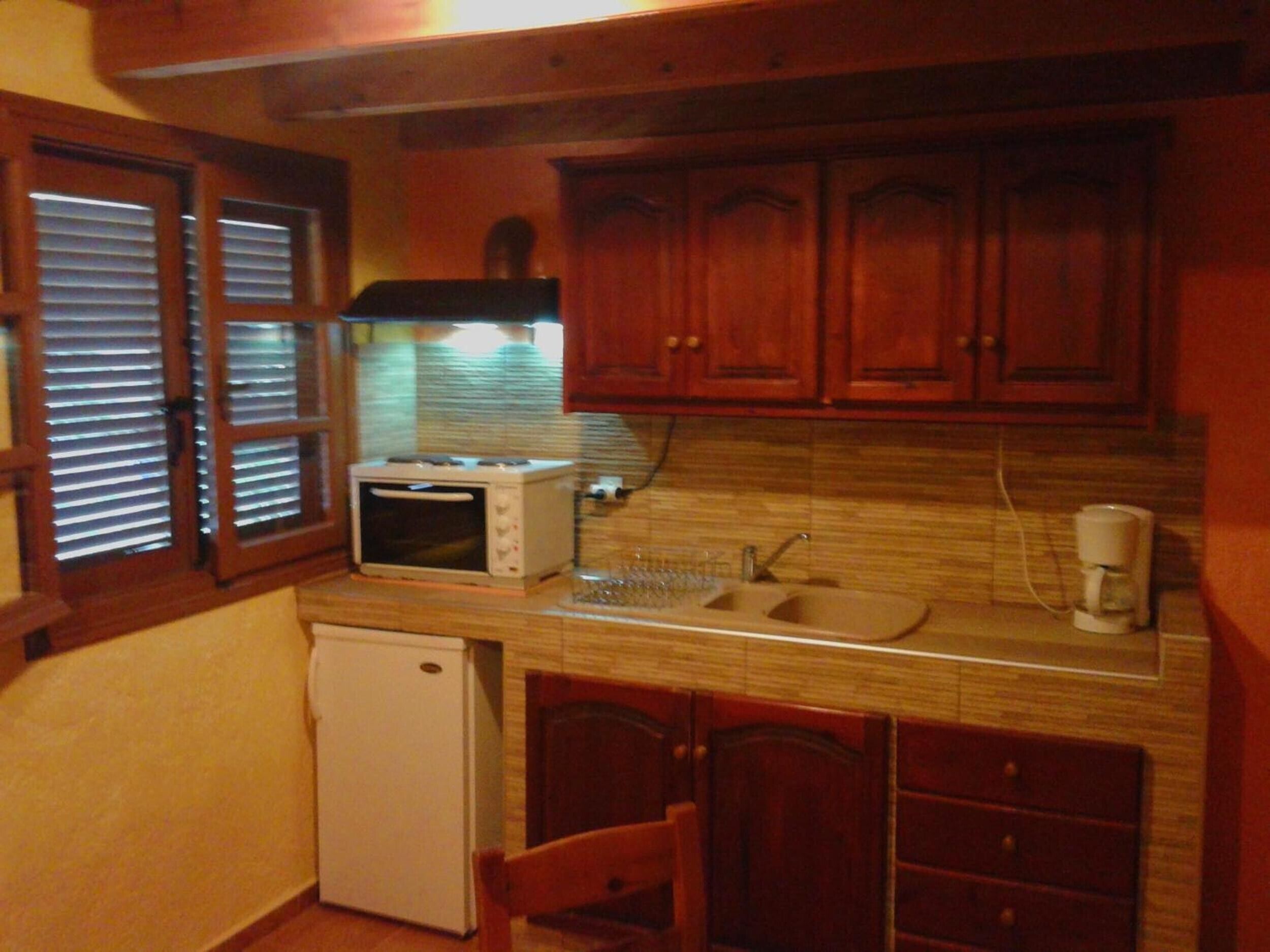 Fridge, oven, stovetop, coffee/tea maker