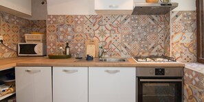 Fridge, oven, stovetop, cookware/dishes/utensils - Rovenska A2+1*** in Veli Lošinj (Veli Lošinj)