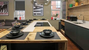 Cottage | Private kitchen | Dishwasher, cookware/dishes/utensils