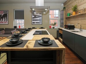 Cottage | Bếp riêng | Máy rửa bát, dụng cụ nấu nướng/bát dĩa/dao nĩa 