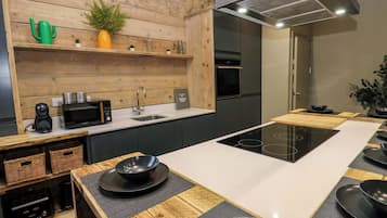 Cottage | Private kitchen | Dishwasher, cookware/dishes/utensils