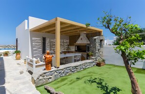 Outdoor dining - Holiday Home 'Saphhire' with Sea View, Shared Terrace and Wi-Fi (Paros)