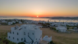 A coastal town with white buildings, a clear sky, and a sunset over the sea. - Holiday Home 'Saphhire' with Sea View, Shared Terrace and Wi-Fi (Paros)