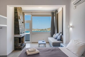 Iron/ironing board, WiFi, bed sheets - Holiday Home 'Saphhire' with Sea View, Shared Terrace and Wi-Fi (Paros)