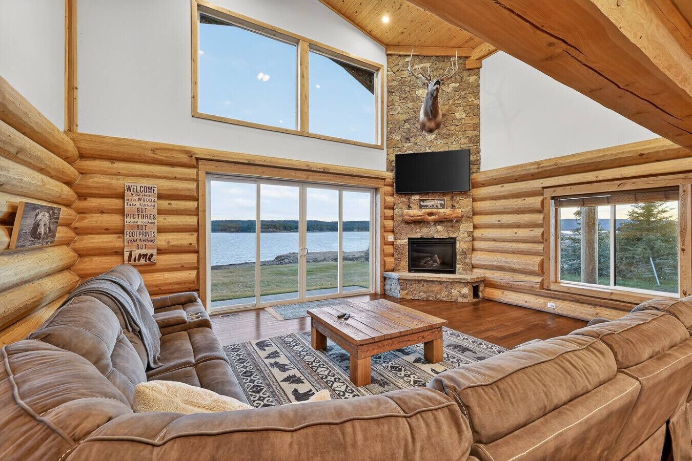 Televisio, takka, pöytäjalkapallopöytä