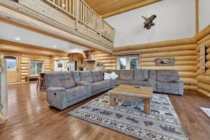 Una televisión, una chimenea, un futbolín
