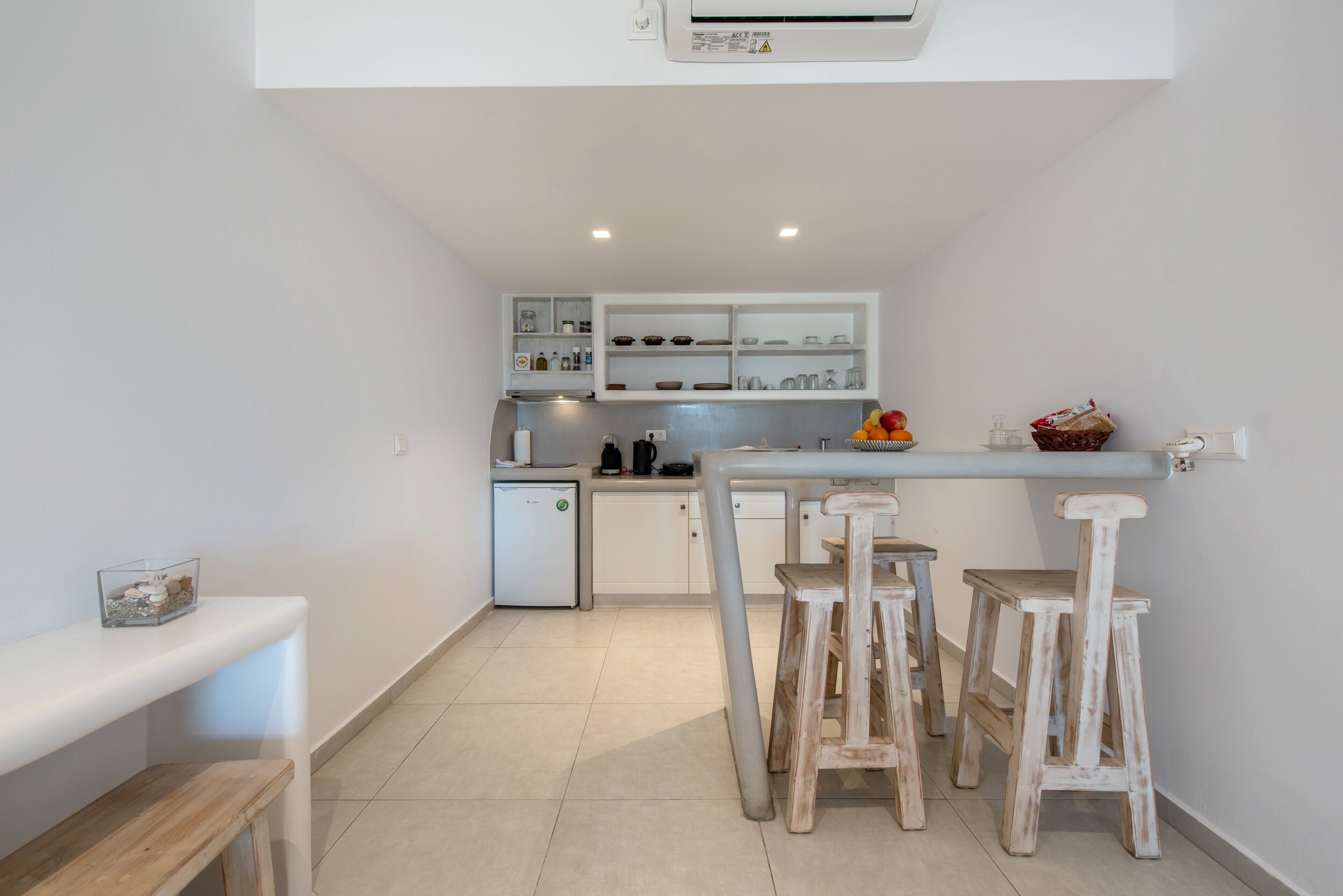 Fridge, stovetop, dishwasher, coffee/tea maker