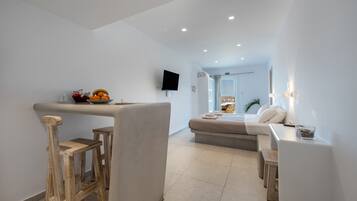 Tabla de planchar con plancha, wifi y ropa de cama