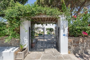 Property grounds - Ruby Apartment For 2 – Cozy Seaside Retreat with Balcony and Workspace (Paros)