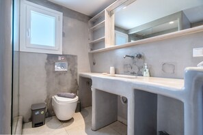 Douche, sèche-cheveux, serviettes fournies