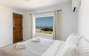 Tabla de planchar con plancha, wifi y ropa de cama 