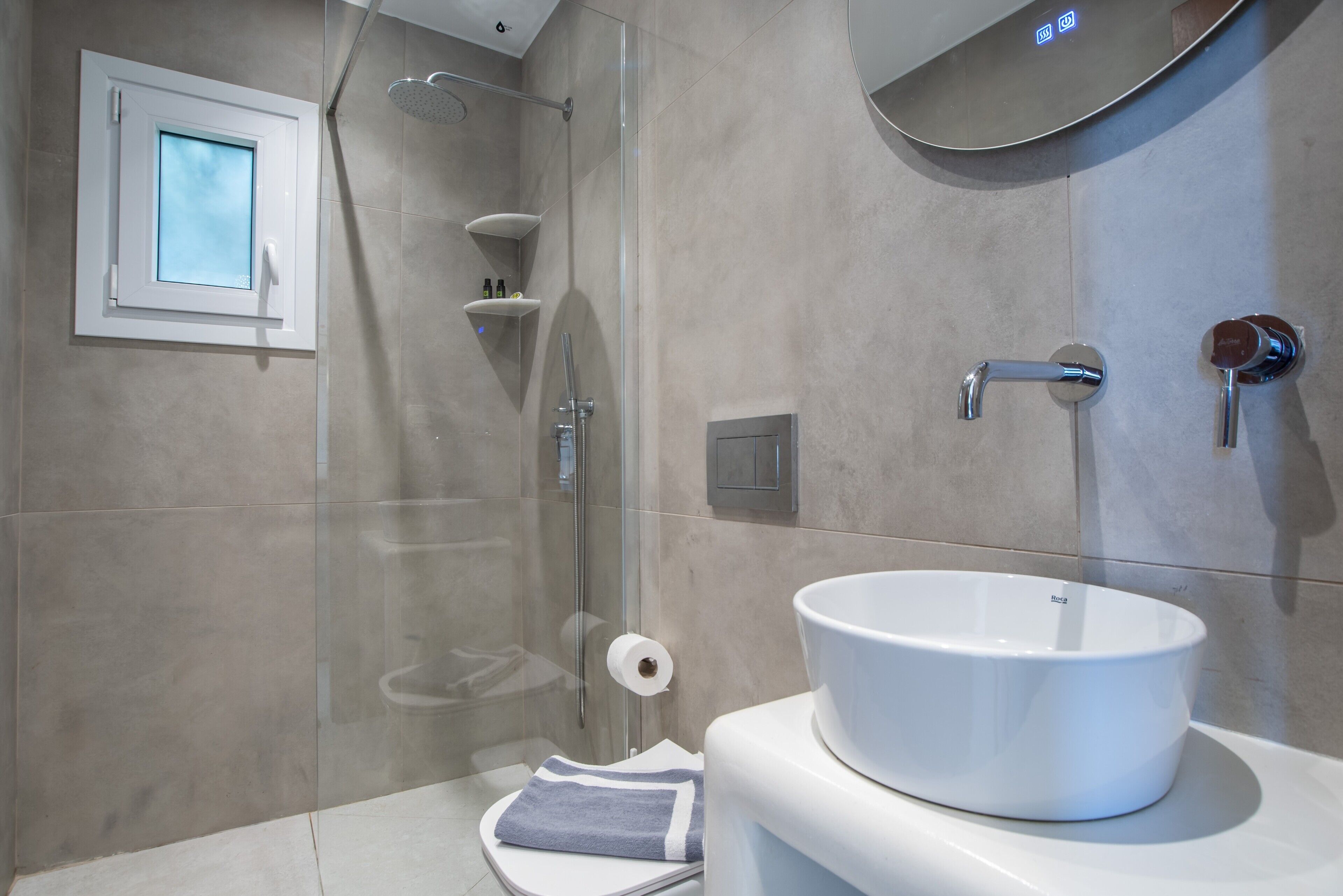 Dusche, Haartrockner, Handtücher