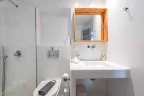 Shower, hair dryer, towels - Diamondbig House Country Home with Jacuzzi and Wi-Fi (Paros)