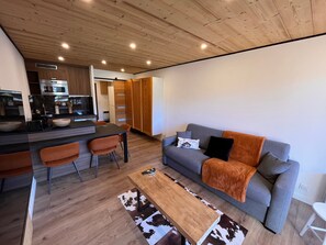 Un espacio habitable moderno con cocina, comedor y zona de estar.