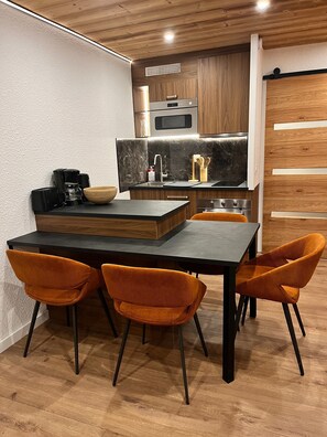 冰箱、微波炉、烤箱、炉灶