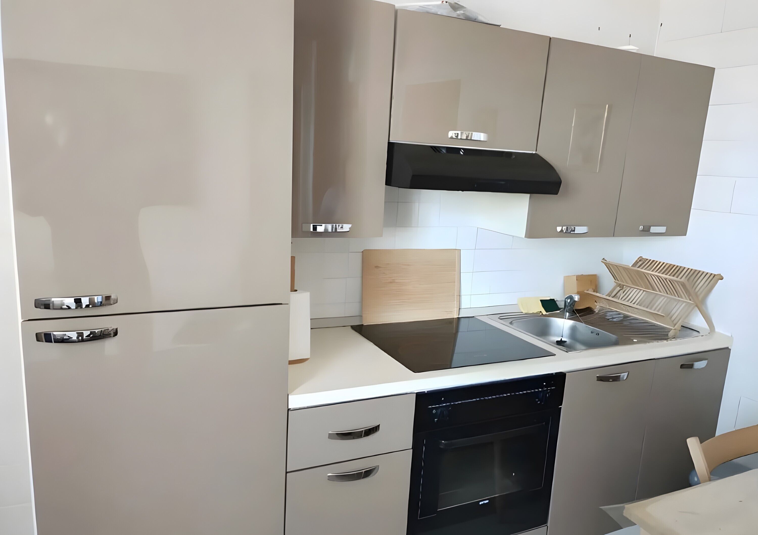 Jääkaappi, mikroaaltouuni, uuni, liesi