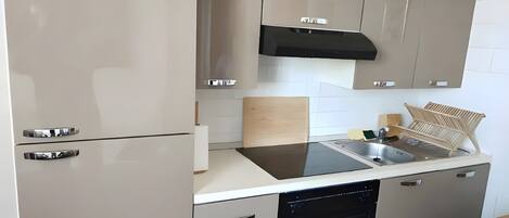 Jääkaappi, mikroaaltouuni, uuni, liesi