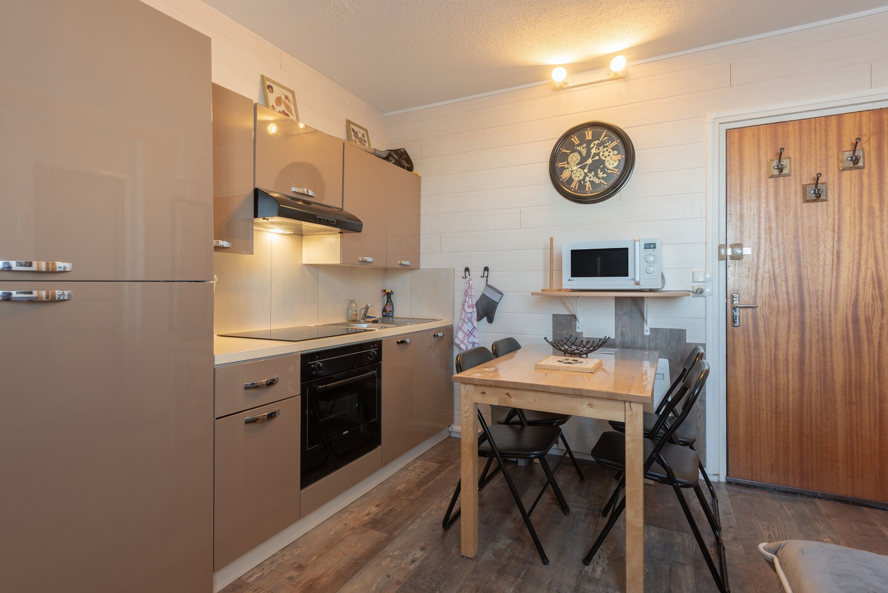 Een koelkast, een magnetron, een oven, een kookplaat