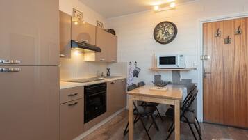 Een koelkast, een magnetron, een oven, een kookplaat