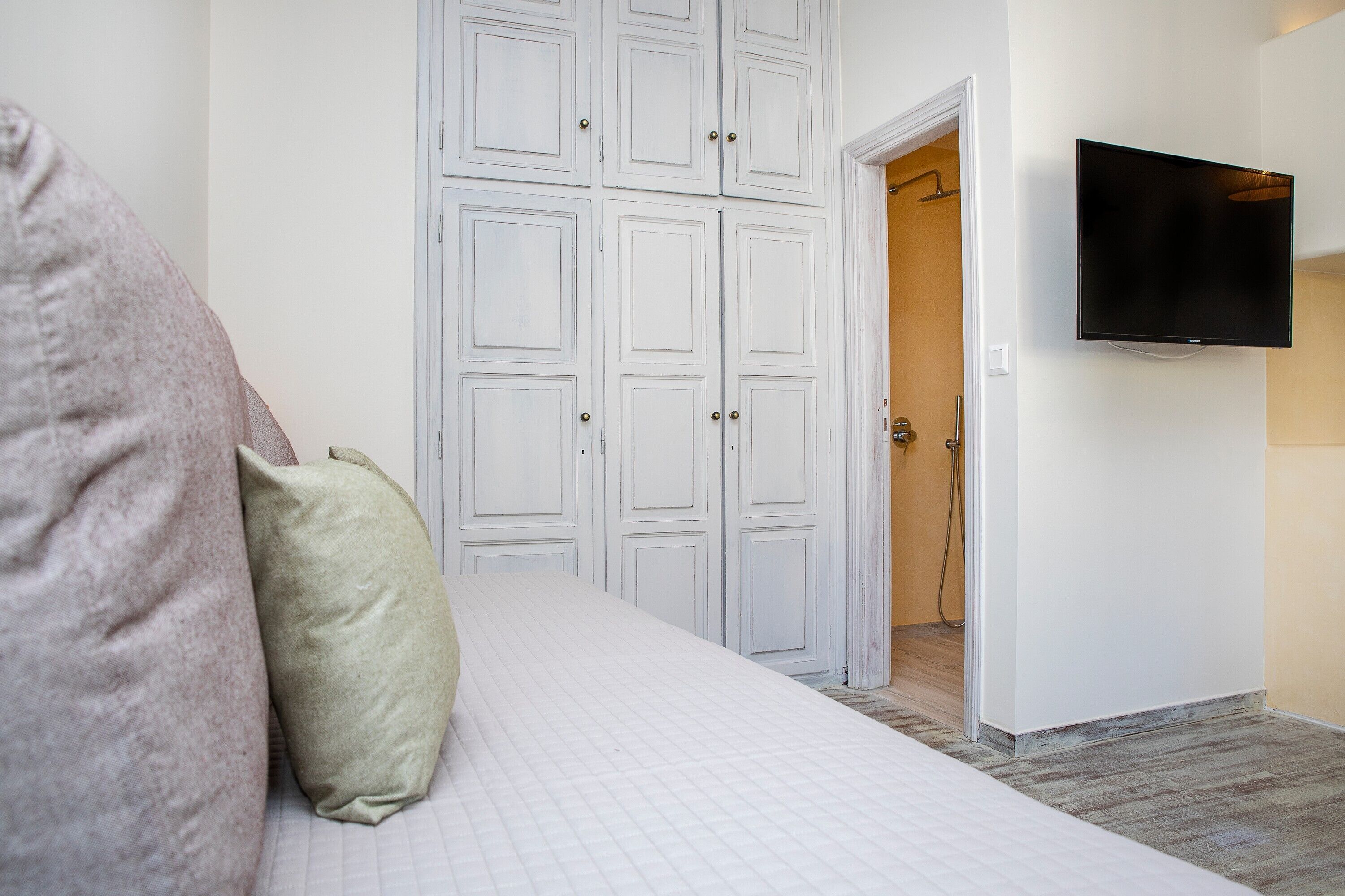 Silitysrauta/-lauta, Wi-Fi, vuodevaatteet