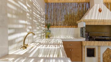 Kühlschrank, Herdplatte, Geschirrspüler, Wasserkocher