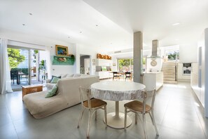 Interior - Holiday Home 'Spacious Garden Villa Near The Sea' with Private Pool, Wi-Fi and Air Conditioning (BADIA GRAN)