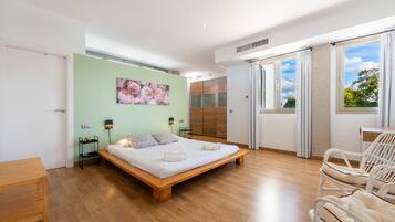 Een strijkplank/strijkijzer, wifi, beddengoed