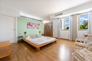 Iron/ironing board, WiFi, bed sheets - Holiday Home 'Spacious Garden Villa Near The Sea' with Private Pool, Wi-Fi and Air Conditioning (BADIA GRAN)