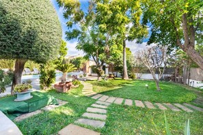 Property grounds - Holiday Home 'Spacious Garden Villa Near The Sea' with Private Pool, Wi-Fi and Air Conditioning (BADIA GRAN)