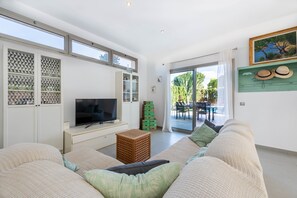 TV, video games - Holiday Home 'Spacious Garden Villa Near The Sea' with Private Pool, Wi-Fi and Air Conditioning (BADIA GRAN)
