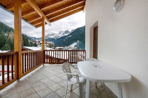 Outdoor dining - Apartment 'Weber' with Mountain View, Private Terrace and Garage Parking (Welschnofen)