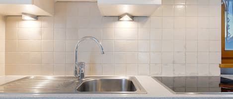 Réfrigérateur, un four, surface de cuisson, lave-vaisselle