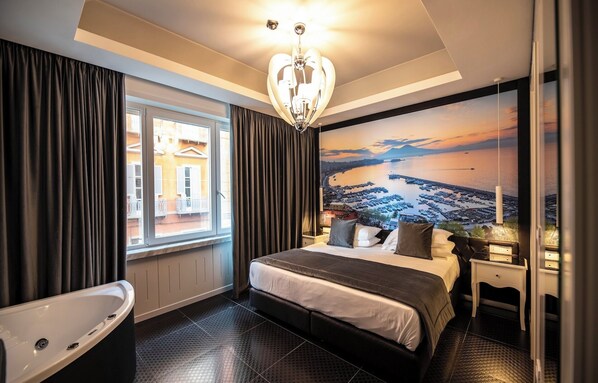 Habitación doble Deluxe, vista parcial al mar | Minibar, caja de seguridad en la habitación, wifi gratis y ropa de cama 