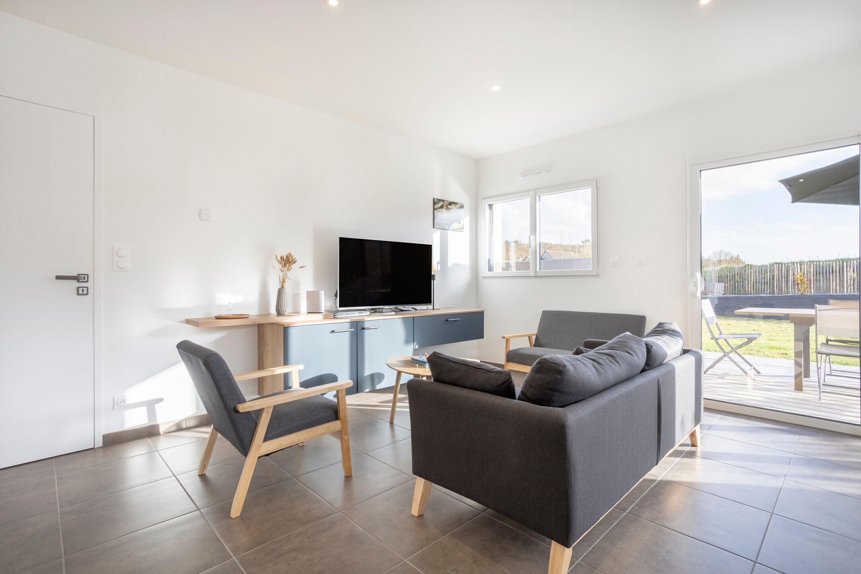 Een televisie en een dvd-speler