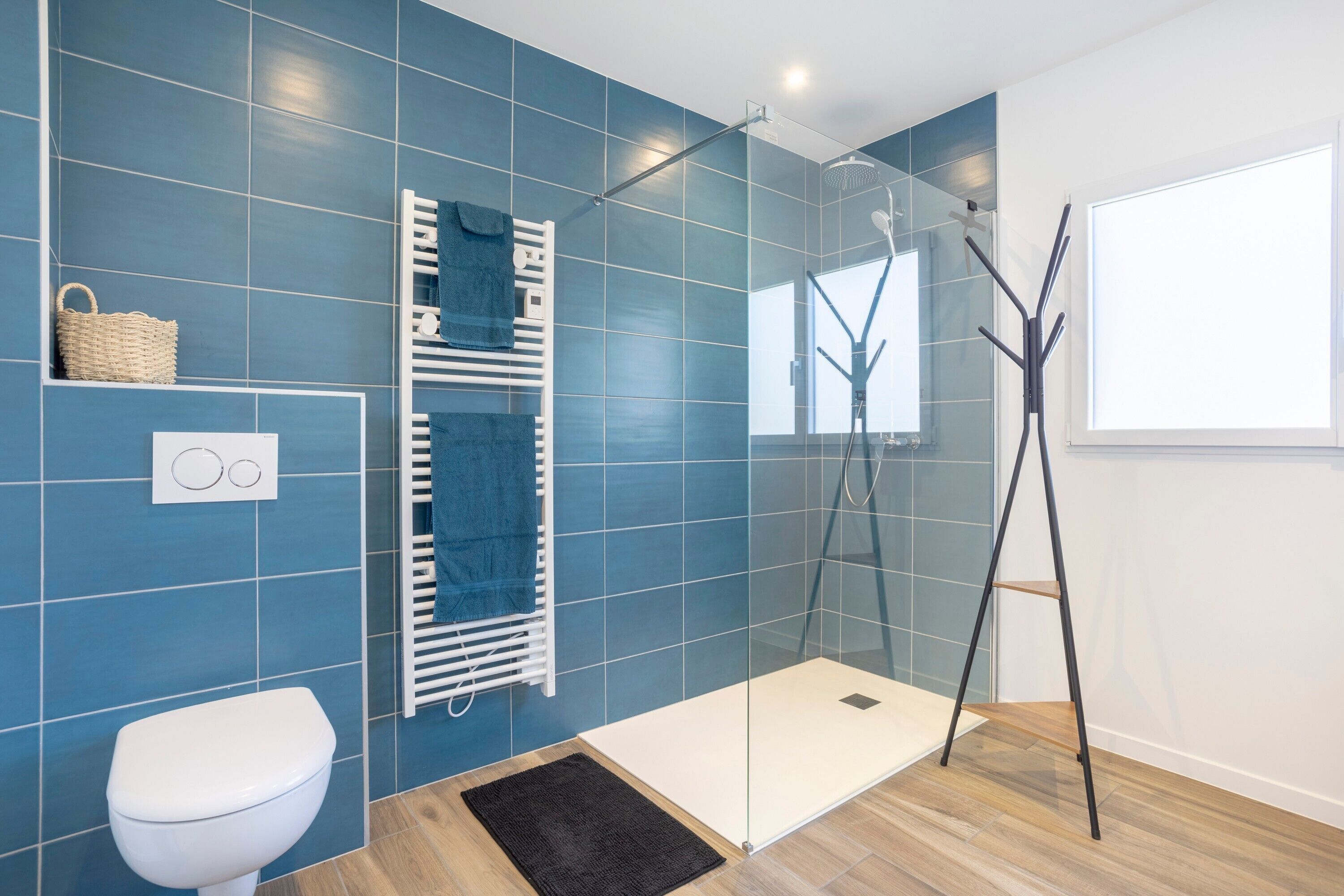 Een douche, een haardroger, handdoeken