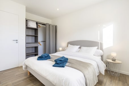 Iron/ironing board, WiFi, bed sheets, wheelchair access. Holiday Home 'An Heol Breizh' with Wi-Fi