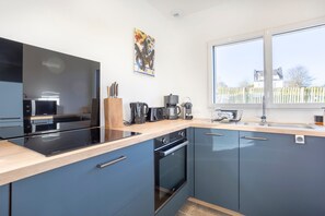 Fridge, microwave, oven, stovetop - Holiday Home 'An Heol Breizh' with Wi-Fi (Plogastel saint germain)