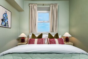 Iron/ironing board, WiFi, bed sheets - Modern 1-Bed Retreat by Stirling Train Station (Stirling)