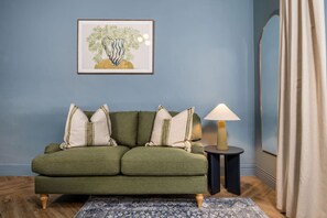 TV - Modern 1-Bed Retreat by Stirling Train Station (Stirling)