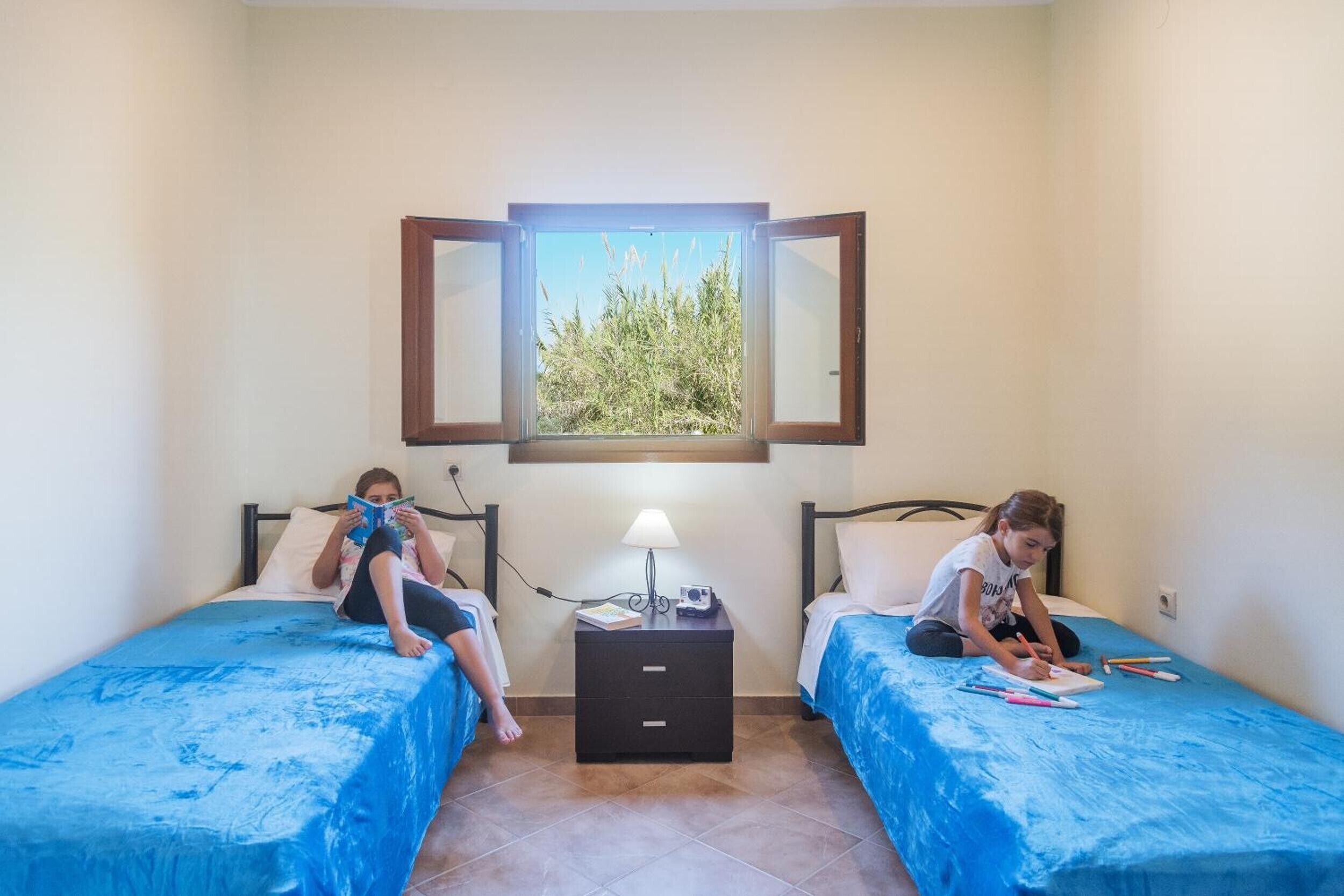 Tabla de planchar con plancha, wifi y ropa de cama 