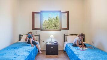 Tabla de planchar con plancha, wifi y ropa de cama